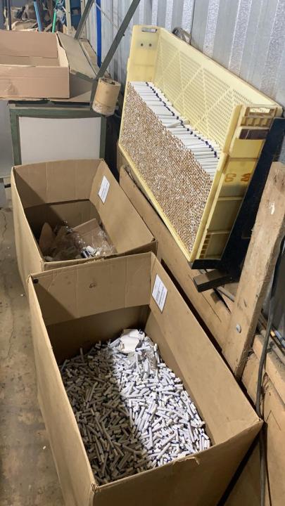 Foto 15 de 26 — Fábrica clandestina produzia milhares de cigarros por dia em Araraquara; Veja fotos